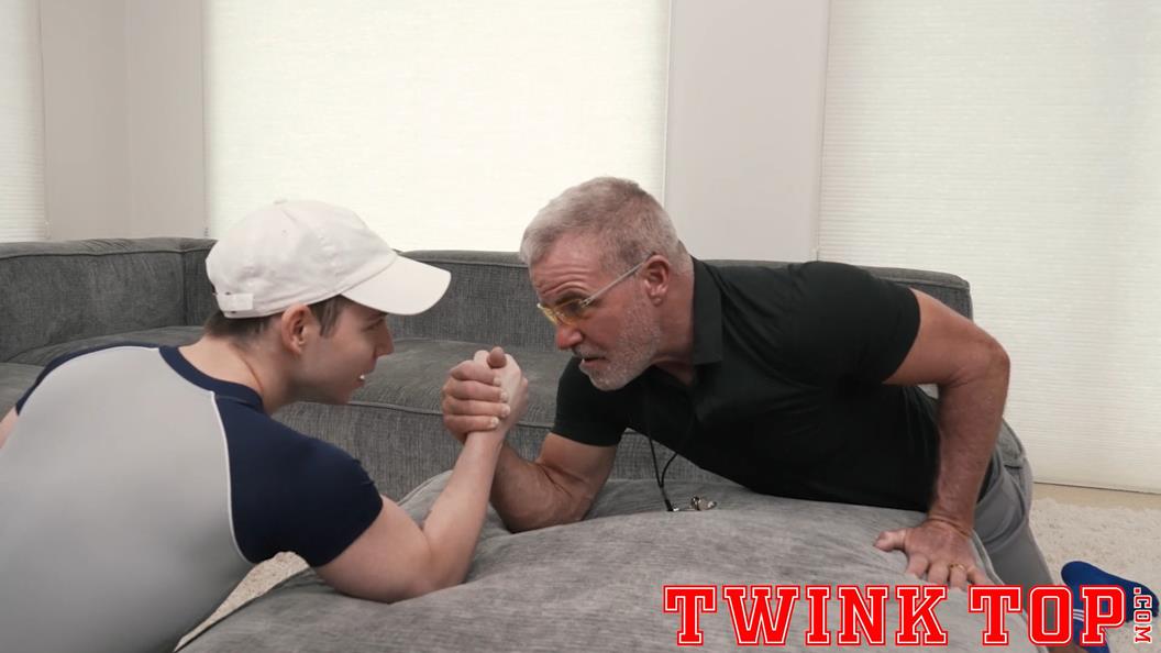 TwinkTop - Arm Wrestling - Danny Wilcoxx, Dale Savage (1)