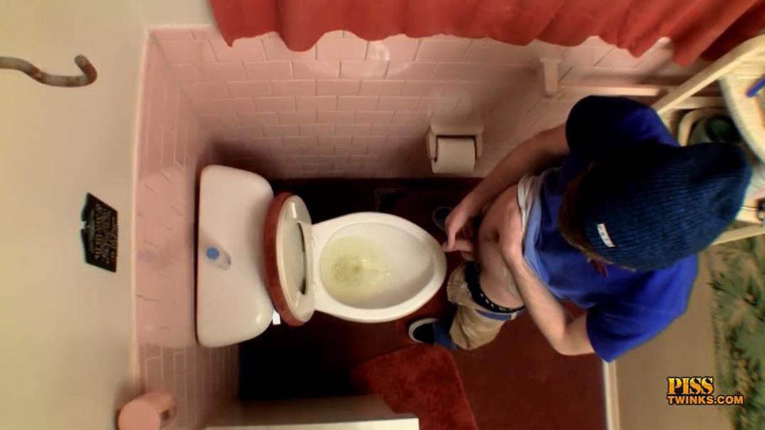 PissTwinks - Unloading In The Toilet Bowl - Devin Reynolds, Dakota James 1